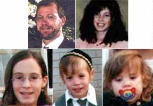 CIDI_nieuws's tweet photo. Vandaag precies 25 jaar geleden, op 9 augustus 2001, pleegde een zelfmoordterrorist een aanslag in de Sbarro pizzeria in Jeruzalem. Hierbij vielen 15 doden en 130 gewonden. Tot de doden behoorden ook de ouders en drie kinderen van het Nederlandse gezin Schijveschuurder: Tzira (41), Motti (43), Ra’aya (14), Yitzhak (4) en Hemda (2). 
De daders en nabestaanden achter de terroristische aanslag ontvangen een maandelijkse beloning van de Palestijnse Autoriteit.