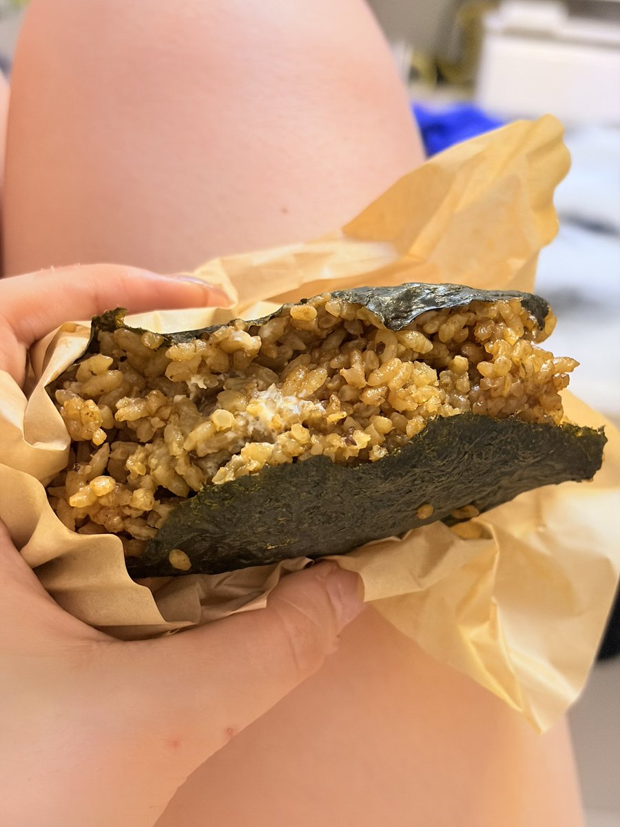 linn_ooin's tweet photo. 罗森的饭团，吃完老渴了。
我妈包的包子😋 https://t.co/EDov1JDIum