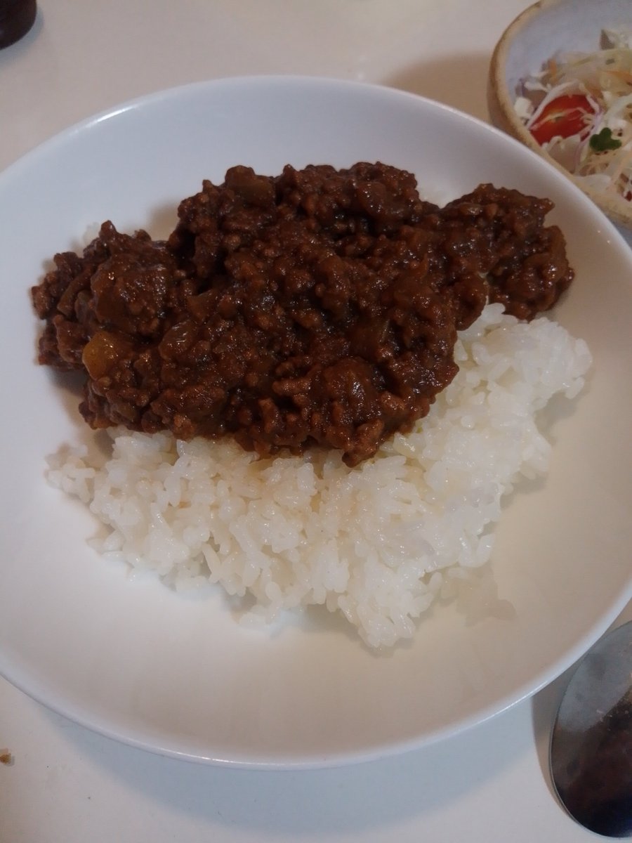 Atraid's tweet photo. 【今日の夕食】
キーマカレー
ブロッコリースプラウト入りキャベツサラダ
ミニトマト
福神漬

やはりカレーは正義🏆️
残さず食べてくれた( ´Д｀)=3
…次女ちゃんはサラダ残した(⁠ﾉ⁠*⁠0⁠*⁠)⁠ﾉ

妻的には水分が足りないらしく、水足して調整してた…

#ウィズッター料理部 
#アト家の食卓 https://t.co/YhjxFM4OQw