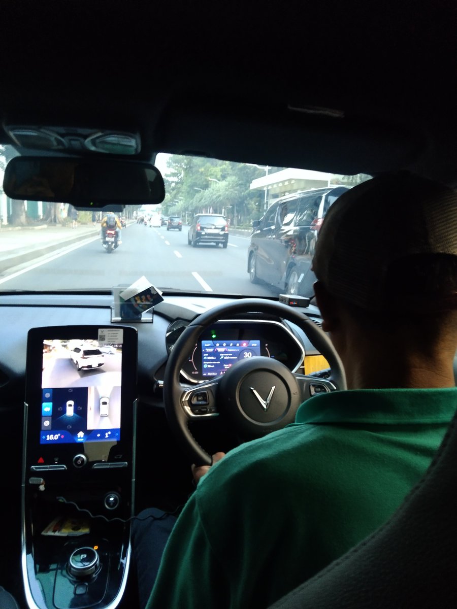 JamilahBangkok's tweet photo. Paling anti ngobrol sama driver, karena takut canggung or berlebihan. Tapi kok driver driver taxi ini bikin nyaman buat cerita yaaaa @id_greensm https://t.co/eRDaBa5D4R
