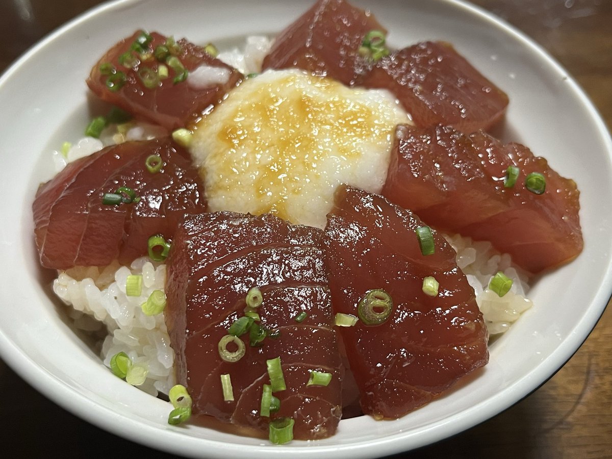 Rodoman9110's tweet photo. #今日の夕飯
漬けマグロの山かけ丼

火を使わないし、わりと簡単にできる！ https://t.co/ZkPX55cieD