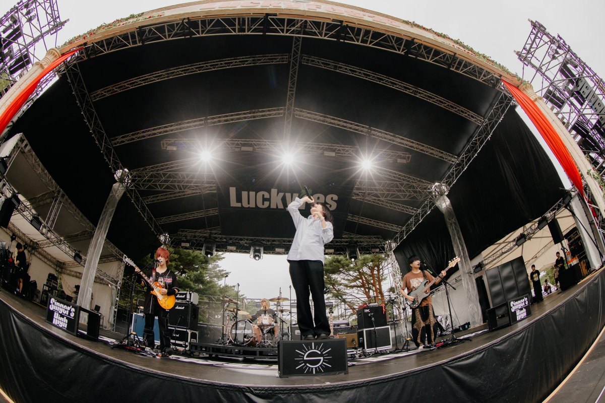 luckyfm_fes's tweet photo. 【SetList + Live Photos】シンガーズハイ
LuckyFes'26
GARDEN STAGE 8/9(日)  15:40〜
▶︎https://t.co/LIazJa3r8A

【SetList】
1. STRAIGHT FLUSH
2. ニタリ
3. Kid
4. 薄っぺらい愛を込めて
5. 愛の屍
6. B.O.LIE
7. ノールス

@Singers_High
#シンガーズハイ https://t.co/3xvDskDzrD