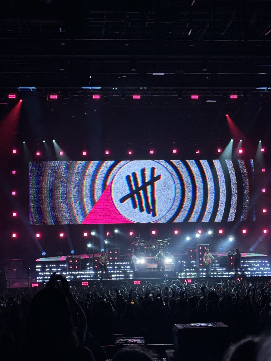 madisonrxse's tweet photo. 5SOS FOREVERRRRR <3 https://t.co/Lg66QgqqCb