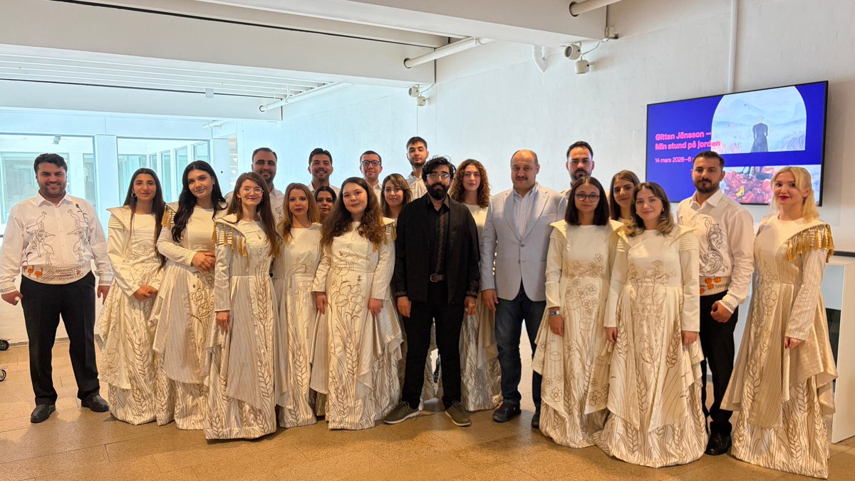 sanliurfabld's tweet photo. 🎶 ŞANLIURFA’DAN DÜNYA SAHNESİNE! 🇹🇷🌍

Şehrimizde yaşayan gönüllüler ve Harran Üniversitesi öğrencilerinden oluşan Vox Humanis Çoksesli Koro Topluluğu, İsveç’te düzenlenen World Choir Games 2026’da Türkiye’yi ve Şanlıurfa’mızı başarıyla temsil etti.

Şanlıurfa Büyükşehir Belediye Başkanımız Mehmet Kasım Gülpınar’ın da katılım sağladığı organizasyonda, 40’tan fazla ülke, 160’tan fazla koro ve 8.500’ün üzerinde korist yer aldı.

Şanlıurfa Büyükşehir Belediyesi’nin öncülüğünde ve Harran Üniversitesi’nin katkılarıyla dünya sahnesine çıkan Vox Humanis’i ve Kurucu Şef Dr. Öğr. Üyesi Fırat Altun’u gönülden tebrik ediyoruz. 👏🎶

Şanlıurfa’nın sesi dünyaya ulaşıyor! 🌍