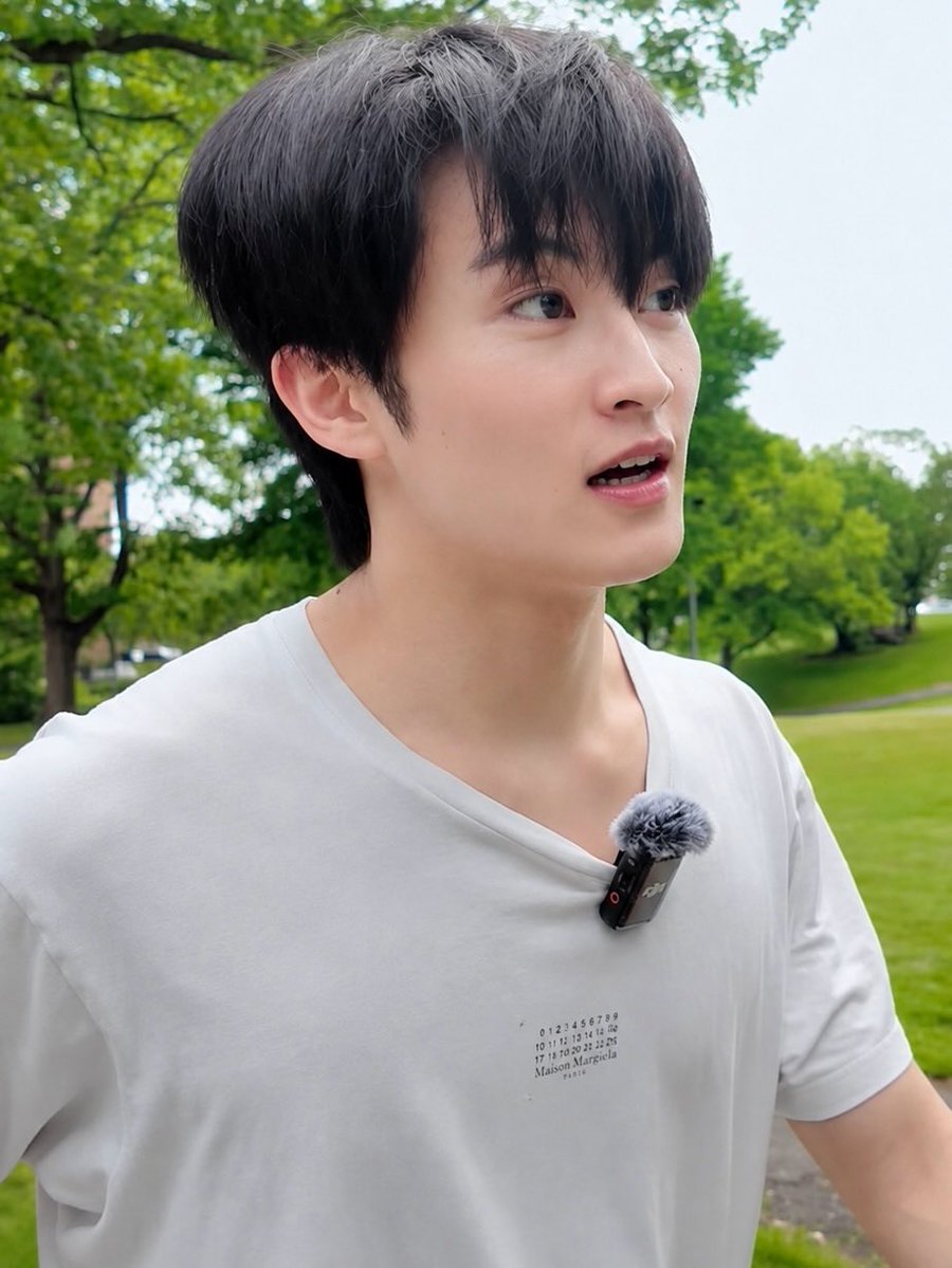 upperroomarklee's tweet photo. this mark.. barefaced &amp; in a simple tshirt is a whole other level of stunning. how can someone look this pure and angelically mesmerizing??? 😫 https://t.co/LFJlIKyIyb
