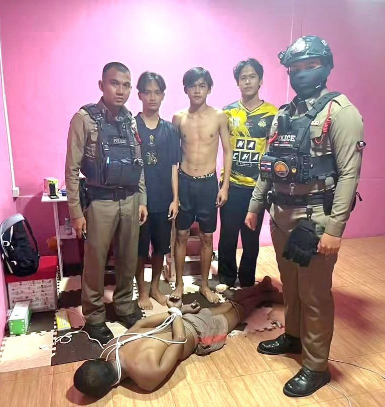 platutong's tweet photo. ลูกๆ และ เจ้าของบ้าน น่าจะได้ความรู้มาจาก สารคดีการจับจระเข้
โจรบุกขึ้นบ้าน กลางดึก
เจ้าของบ้านตื่นมาพบจึงร่วมกันจับมัดเชือกไว้
แล้วโทรแจ้งตำรวจ สน.  ประเวศ

เก่งมาก
โจรมันจะจำตลอดชีวิต 5555 https://t.co/o2erwVcJ0e