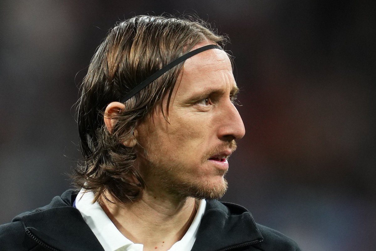 _BeFootball's tweet photo. Rio Ferdinand 🏴󠁧󠁢󠁥󠁮󠁧󠁿 :

« Pirlo 🇮🇹 ou Modrić 🇭🇷 ? Modrić.

Quand vous parlez des meilleurs milieux de terrain de tous les temps, Pirlo n’entre pas vraiment dans la conversation.

C’est Xavi 🇪🇸, Iniesta 🇪🇸 et Modrić 🇭🇷 ». https://t.co/wsjUxjK7LA