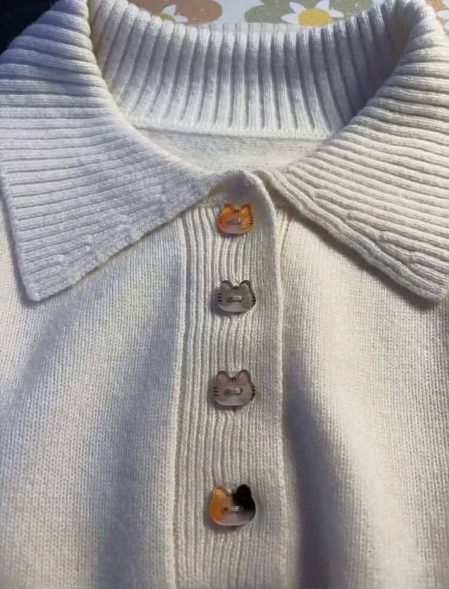 cozydewdrop's tweet photo. DIY kecil-kecilan tapi hasilnya GEMOY BANGET 😭☝🏻 cocok buat yang suka custom baju sendiri! https://t.co/lafeQYAA2m