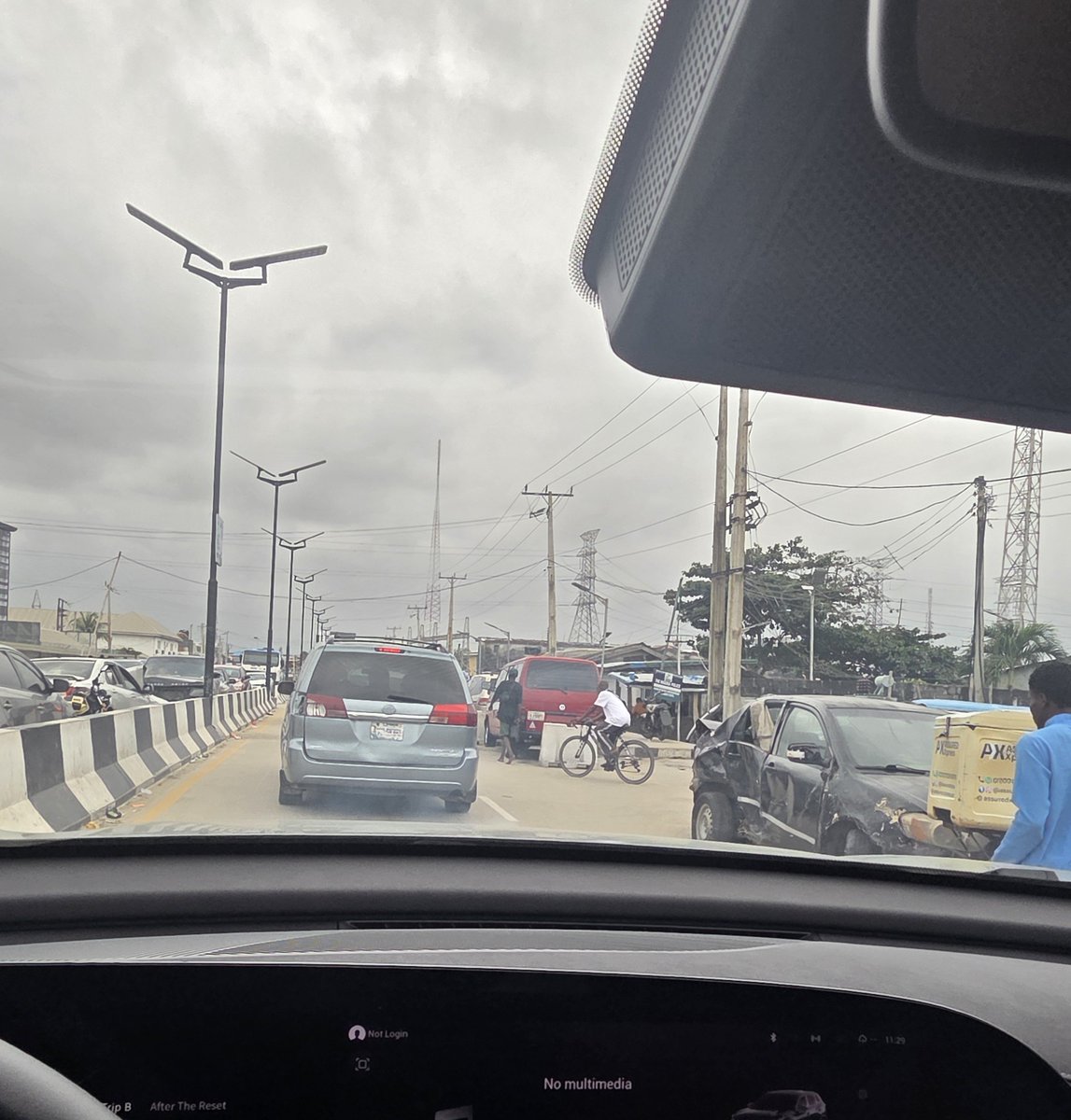 fimiletoks's tweet photo. Again, the road leading to the coastal road at the 2nd gate, Jakande Lekki, has been taken over by mechanics and abandoned cars. https://t.co/akO88vRJRI