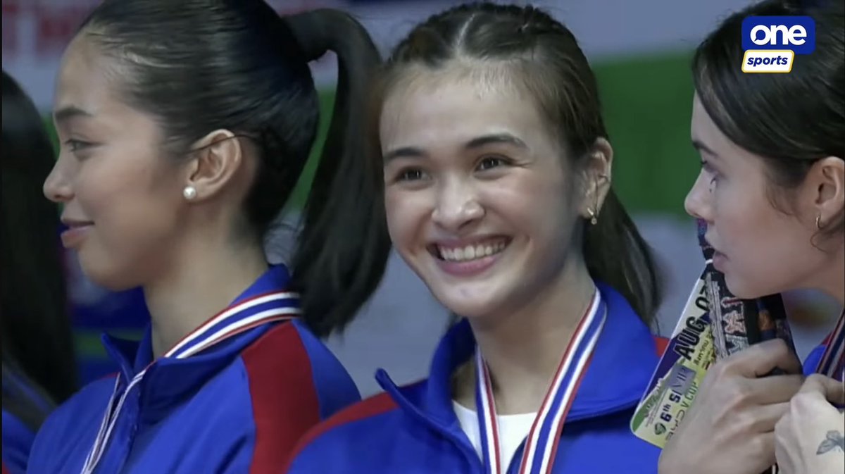 domin1queee's tweet photo. ANG GANDA GANDA MO BELLA!! 

Through all these years, siya talaga ang isa sa pinaka-fave tutukan ng camera. Hindi siya talaga madamot sa ngiti. DESERVE NA DESERVEEE TALAGA ANG ISANG TRUCK NG SUMMIT PAG-UWI NG PINAS😭💙 https://t.co/wXvwGGNH5x