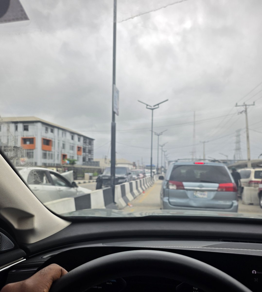 fimiletoks's tweet photo. Again, the road leading to the coastal road at the 2nd gate, Jakande Lekki, has been taken over by mechanics and abandoned cars. https://t.co/akO88vRJRI