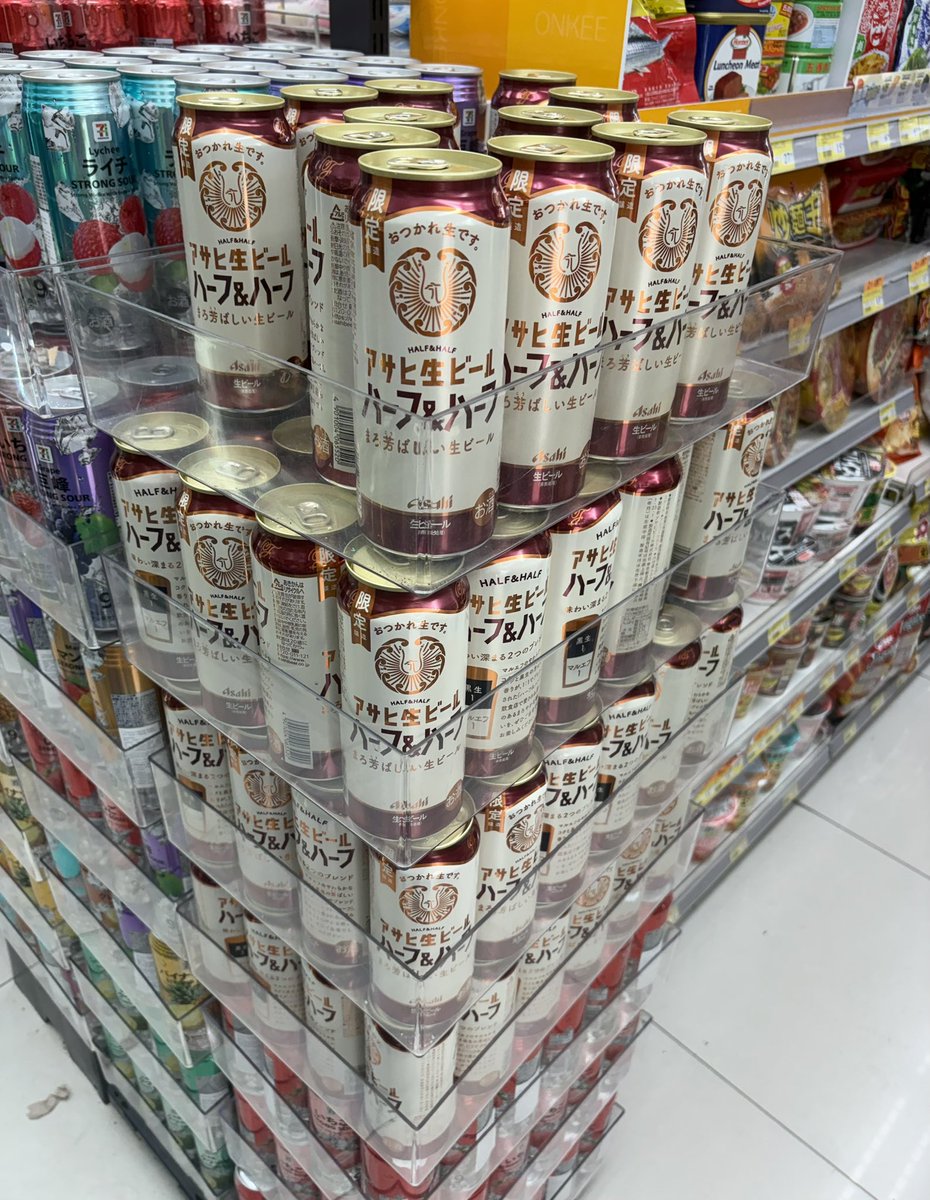 aeareh's tweet photo. こっちのコンビニで珍しい物見つけたわ、ハーフ&amp;ハーフ！
積まれてたので嬉しくて‥
3本買って約1000円だったから、ほとんど🇯🇵変わらない価格で✨✨
#おつかれ生です https://t.co/831sQmVKwq