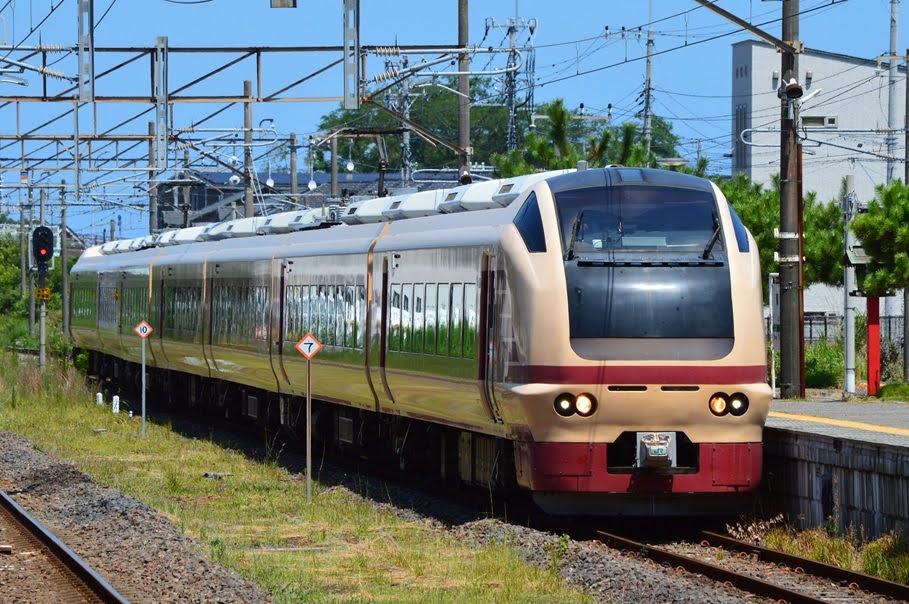 rambaral583's tweet photo. 2026年8月8.9日 東海駅にて
E653系 回9594M 勝田返却回送
東海駅2番線 特急列車通過待ち
8日は K70編成 国鉄特急色
9日は K71編成 水色

#E653系 #常磐線 #特急ときわ https://t.co/JL6EvMp07h