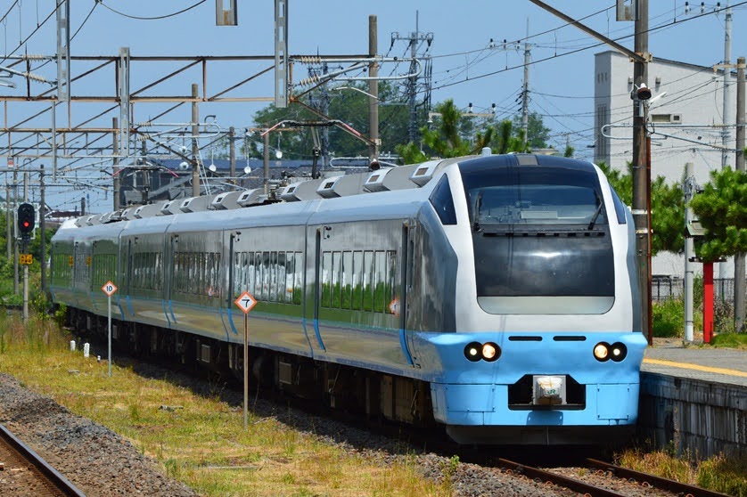rambaral583's tweet photo. 2026年8月8.9日 東海駅にて
E653系 回9594M 勝田返却回送
東海駅2番線 特急列車通過待ち
8日は K70編成 国鉄特急色
9日は K71編成 水色

#E653系 #常磐線 #特急ときわ https://t.co/JL6EvMp07h