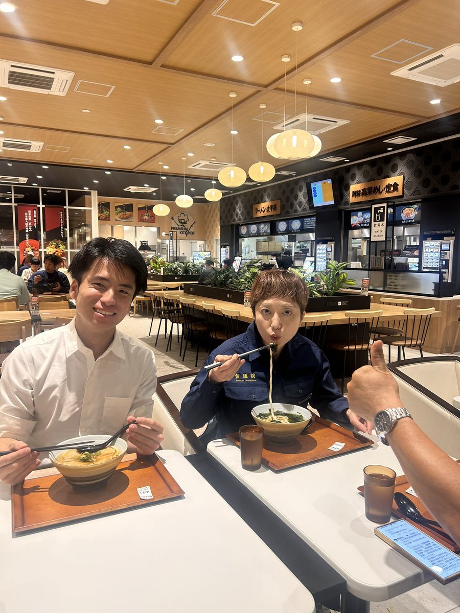 fumiyo_fukuoka's tweet photo. 弾丸ですが熊本地震視察に行ってきました。
太宰府市の川口ちかまる市議と一緒に向かい、現地で八代市の水田ちはる市議にアシストしてもらいました。

高校生からお年寄りまで、避難所で不安な生活を余儀なくされている多くの主権者の声を直接聴かせて頂きました。

「総理は氷川町にチョロっと来ただけやない。至れり尽くせりなんてあれウソだよ！」

「とにかく水が足りない」

「朝ランチパックと蒟蒻ゼリー、昼キノコご飯とビスコと冷凍みかん、夜お粥かドライカレーかレトルトカレー。本当に有り難いけど、炊き立てのご飯と温かい味噌汁食べたい」

「落ち着いて勉強できる空間が欲しい」

「数日体育館の板の間に直寝、そのあと段ボールの上で寝て、数日前に段ボールベッドが届いたとこはあるけど、ここは来なくて自家製段ボールベッドを5号機まで作ったんだよ。」

「段ボールベッド来たけどとにかく硬い。腰も肩も痛い」

「ペットと一緒に過ごせるスペースがちょこっとしかない。ペットと暮らしてる人たち本当に多いんよ」

「とにかくプライバシーがない。仕切りの段ボールも高さが低すぎてなんの役にも立たない」

「職員の皆さんもボランティアさんも全力で頑張ってくれてるから本当に感謝だよ。でも、彼らも限界が来るんやからちゃんと国がもっと災害対応の人材増やして給料ちゃんと出さんとみんな持たんよ」

取り急ぎ生の声のほんの一部ですがご報告させて頂きます。

その他、ライブ配信のアーカイブでもご報告させて頂いています。

#熊本地震
#いのちの党
