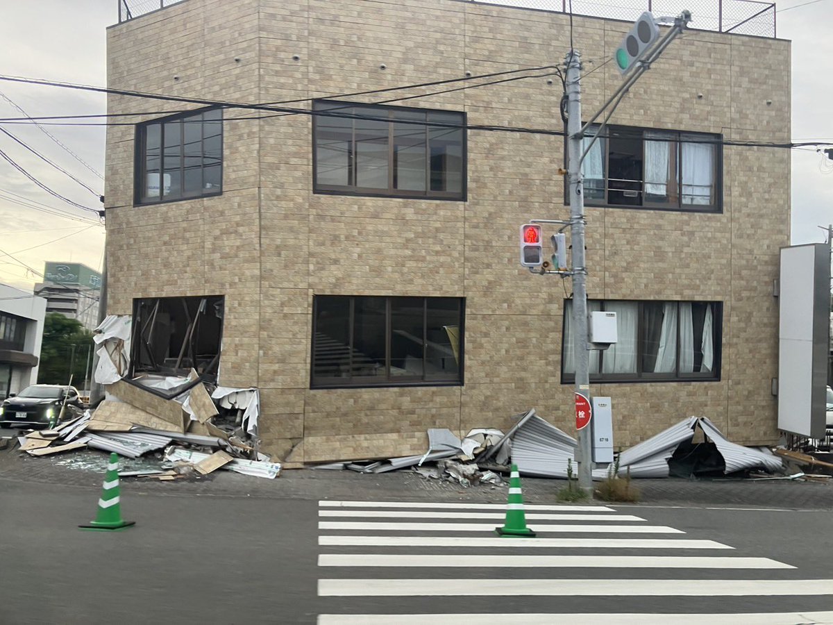fumiyo_fukuoka's tweet photo. 弾丸ですが熊本地震視察に行ってきました。
太宰府市の川口ちかまる市議と一緒に向かい、現地で八代市の水田ちはる市議にアシストしてもらいました。

高校生からお年寄りまで、避難所で不安な生活を余儀なくされている多くの主権者の声を直接聴かせて頂きました。

「総理は氷川町にチョロっと来ただけやない。至れり尽くせりなんてあれウソだよ！」

「とにかく水が足りない」

「朝ランチパックと蒟蒻ゼリー、昼キノコご飯とビスコと冷凍みかん、夜お粥かドライカレーかレトルトカレー。本当に有り難いけど、炊き立てのご飯と温かい味噌汁食べたい」

「落ち着いて勉強できる空間が欲しい」

「数日体育館の板の間に直寝、そのあと段ボールの上で寝て、数日前に段ボールベッドが届いたとこはあるけど、ここは来なくて自家製段ボールベッドを5号機まで作ったんだよ。」

「段ボールベッド来たけどとにかく硬い。腰も肩も痛い」

「ペットと一緒に過ごせるスペースがちょこっとしかない。ペットと暮らしてる人たち本当に多いんよ」

「とにかくプライバシーがない。仕切りの段ボールも高さが低すぎてなんの役にも立たない」

「職員の皆さんもボランティアさんも全力で頑張ってくれてるから本当に感謝だよ。でも、彼らも限界が来るんやからちゃんと国がもっと災害対応の人材増やして給料ちゃんと出さんとみんな持たんよ」

取り急ぎ生の声のほんの一部ですがご報告させて頂きます。

その他、ライブ配信のアーカイブでもご報告させて頂いています。

#熊本地震
#いのちの党