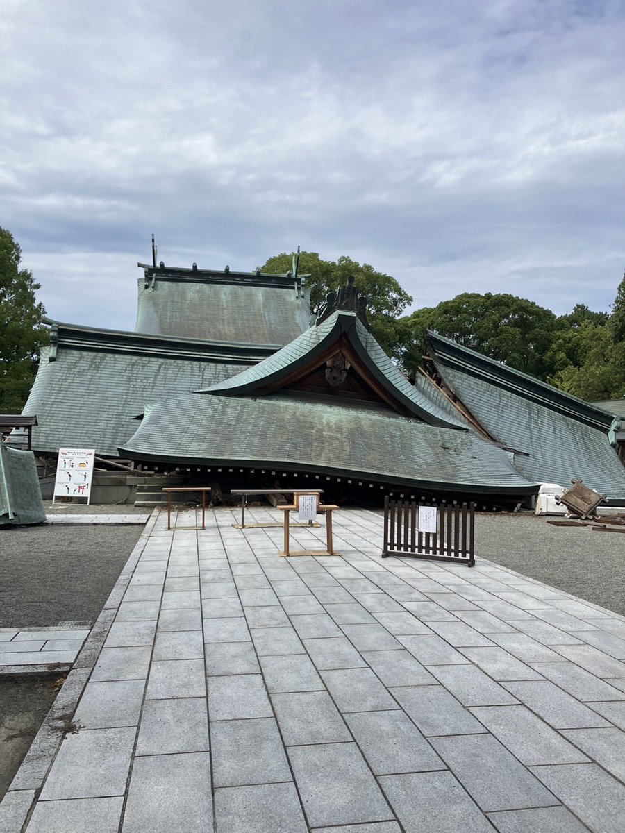 fumiyo_fukuoka's tweet photo. 弾丸ですが熊本地震視察に行ってきました。
太宰府市の川口ちかまる市議と一緒に向かい、現地で八代市の水田ちはる市議にアシストしてもらいました。

高校生からお年寄りまで、避難所で不安な生活を余儀なくされている多くの主権者の声を直接聴かせて頂きました。

「総理は氷川町にチョロっと来ただけやない。至れり尽くせりなんてあれウソだよ！」

「とにかく水が足りない」

「朝ランチパックと蒟蒻ゼリー、昼キノコご飯とビスコと冷凍みかん、夜お粥かドライカレーかレトルトカレー。本当に有り難いけど、炊き立てのご飯と温かい味噌汁食べたい」

「落ち着いて勉強できる空間が欲しい」

「数日体育館の板の間に直寝、そのあと段ボールの上で寝て、数日前に段ボールベッドが届いたとこはあるけど、ここは来なくて自家製段ボールベッドを5号機まで作ったんだよ。」

「段ボールベッド来たけどとにかく硬い。腰も肩も痛い」

「ペットと一緒に過ごせるスペースがちょこっとしかない。ペットと暮らしてる人たち本当に多いんよ」

「とにかくプライバシーがない。仕切りの段ボールも高さが低すぎてなんの役にも立たない」

「職員の皆さんもボランティアさんも全力で頑張ってくれてるから本当に感謝だよ。でも、彼らも限界が来るんやからちゃんと国がもっと災害対応の人材増やして給料ちゃんと出さんとみんな持たんよ」

取り急ぎ生の声のほんの一部ですがご報告させて頂きます。

その他、ライブ配信のアーカイブでもご報告させて頂いています。

#熊本地震
#いのちの党