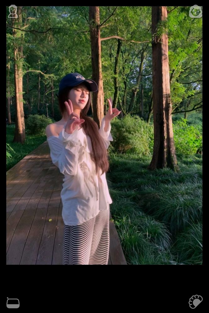 jintoniku7's tweet photo. Badminton helps sports enthusiasts form a supportive community. Those who share a common passion come together to swap techniques and enjoy moments of joy, which significantly enhances their social connections. 🤍Strolling with my son while playing among the fallen leaves. https://t.co/NWLdshQPxb