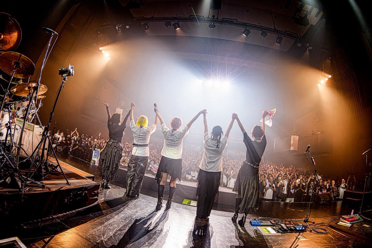 E_O_E_official's tweet photo. ／
 #EastOfEden Zepp Tour 2026 〜 Rising 〜
 追加公演渋谷！！！
＼

ご来場いただいたみなさま、ありがとうございました！！
Zepp3日間を経てさらにさらにRisingした我ら、
いかがだったでしょうか・・💭

またみなさまに元気にお会いできますように‼️
もっともっとRisingしてまいります🫡

photo by @Sugi_Yu7 

#EOERisingツアー
#EOE

🍎