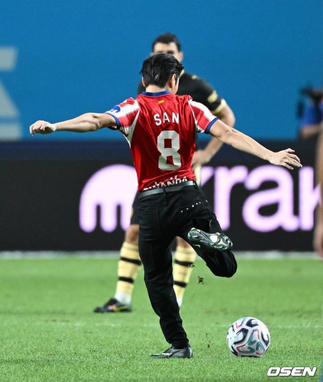tang__kira's tweet photo. San (Ateez) melakukan first kick off pertandinhan persahabatan antara Atletico Madrid dengan Manchester City https://t.co/xSXFzoVcQr