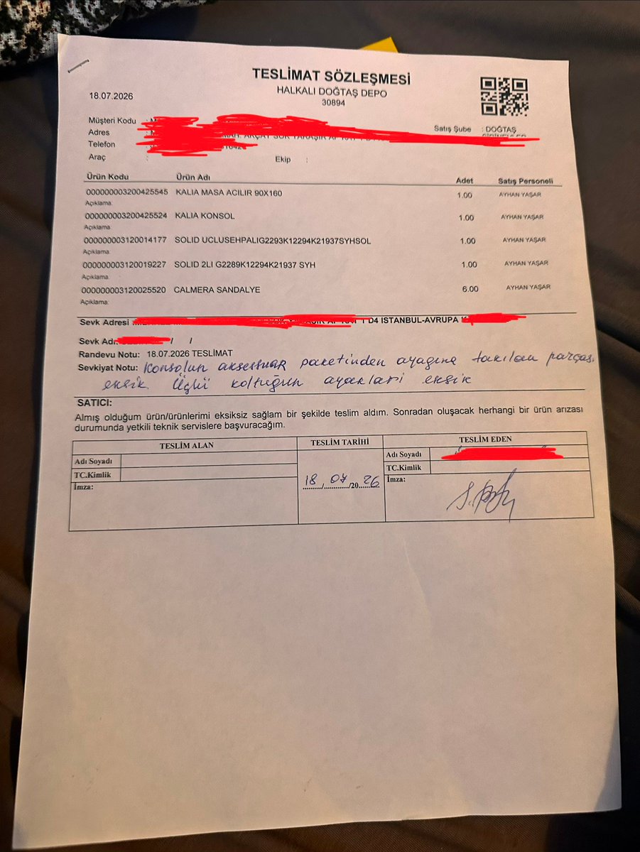 tuketicideney's tweet photo. Doğtaş’tan alınan salon takımında üçlü koltuk ve televizyon konsolunun ayakları eksik teslim edildi; 21 gündür eksik parçalar tamamlanmadı.

♦️Takipçi şikâyeti:

“Mart ayında Doğtaş’ın bir şubesinden salon takımı satın aldım. Takımda biri üçlü, biri ikili olmak üzere iki koltuk, televizyon konsolu, masa ve 6 sandalye bulunuyordu.

Yerleşeceğim evin kiracısı haziran ayında çıktığı için teslimatı temmuz ayında istedim.

18 Temmuz’da teslimat gerçekleşti ancak üçlü koltuğun ayakları ile televizyon konsolunun ayakları fabrikadan eksik gönderilmişti.

Teslimatı ve kurulumu yapan ekip durumu not alarak kendilerinin bildireceğini, benim de müşteri hizmetlerini aramam gerektiğini söyledi. Aynı gün aradım ve kaydım 21 Temmuz’da açıldı.

21 Temmuz’dan bugüne kadar yaklaşık 9 kez aciliyet talebinde bulundum.

Evleneceğimi, evliliğimin ilk günlerinde yerde ayaksız duran bir koltukta oturmak istemediğimi ve televizyon konsolunun ayakları olmadığı için televizyonumu kuramadığımı defalarca belirttim.

Müşteri hizmetleri her seferinde, ‘Şikâyetinizi not aldık, biraz daha beklemenizi rica ediyoruz.’ şeklinde aynı cevabı verdi.

Şikâyetimi paylaştıktan sonra bir kez arandım. Fabrikayla iletişime geçip sorunu araştırarak haber vereceklerini söylediler.

Bu görüşmenin üzerinden de yaklaşık 10 gün geçti ancak hâlâ herhangi bir gelişme olmadı.

Süreçle ilgili Tüketici Hakem Heyeti’ne başvuruda bulundum ve CİMER’e de şikâyet oluşturdum.

Bugün itibarıyla 21 gün geçti. Hâlâ herhangi bir geri dönüş veya eksik parçaların ne zaman gönderileceğine dair net bir bilgi yok.

Koltuğum hâlâ yerde, televizyonumu ise hâlâ kuramadım.

Doğtaş’tan eksik teslim edilen koltuk ve televizyon konsolu ayaklarının bir an önce tarafıma ulaştırılmasını ve mağduriyetimin giderilmesini talep ediyorum.”