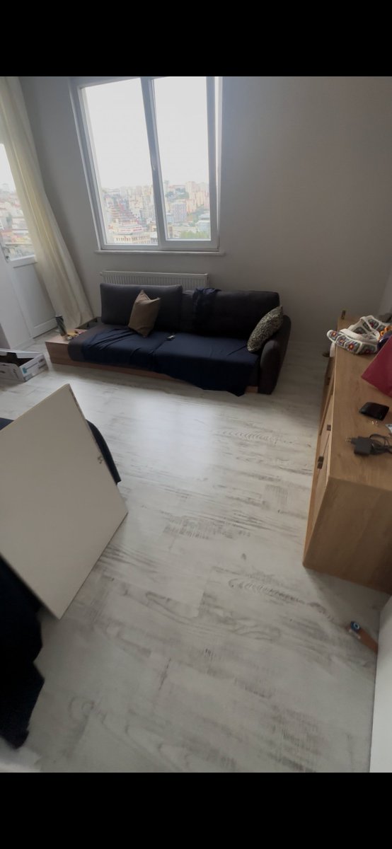 tuketicideney's tweet photo. Doğtaş’tan alınan salon takımında üçlü koltuk ve televizyon konsolunun ayakları eksik teslim edildi; 21 gündür eksik parçalar tamamlanmadı.

♦️Takipçi şikâyeti:

“Mart ayında Doğtaş’ın bir şubesinden salon takımı satın aldım. Takımda biri üçlü, biri ikili olmak üzere iki koltuk, televizyon konsolu, masa ve 6 sandalye bulunuyordu.

Yerleşeceğim evin kiracısı haziran ayında çıktığı için teslimatı temmuz ayında istedim.

18 Temmuz’da teslimat gerçekleşti ancak üçlü koltuğun ayakları ile televizyon konsolunun ayakları fabrikadan eksik gönderilmişti.

Teslimatı ve kurulumu yapan ekip durumu not alarak kendilerinin bildireceğini, benim de müşteri hizmetlerini aramam gerektiğini söyledi. Aynı gün aradım ve kaydım 21 Temmuz’da açıldı.

21 Temmuz’dan bugüne kadar yaklaşık 9 kez aciliyet talebinde bulundum.

Evleneceğimi, evliliğimin ilk günlerinde yerde ayaksız duran bir koltukta oturmak istemediğimi ve televizyon konsolunun ayakları olmadığı için televizyonumu kuramadığımı defalarca belirttim.

Müşteri hizmetleri her seferinde, ‘Şikâyetinizi not aldık, biraz daha beklemenizi rica ediyoruz.’ şeklinde aynı cevabı verdi.

Şikâyetimi paylaştıktan sonra bir kez arandım. Fabrikayla iletişime geçip sorunu araştırarak haber vereceklerini söylediler.

Bu görüşmenin üzerinden de yaklaşık 10 gün geçti ancak hâlâ herhangi bir gelişme olmadı.

Süreçle ilgili Tüketici Hakem Heyeti’ne başvuruda bulundum ve CİMER’e de şikâyet oluşturdum.

Bugün itibarıyla 21 gün geçti. Hâlâ herhangi bir geri dönüş veya eksik parçaların ne zaman gönderileceğine dair net bir bilgi yok.

Koltuğum hâlâ yerde, televizyonumu ise hâlâ kuramadım.

Doğtaş’tan eksik teslim edilen koltuk ve televizyon konsolu ayaklarının bir an önce tarafıma ulaştırılmasını ve mağduriyetimin giderilmesini talep ediyorum.”