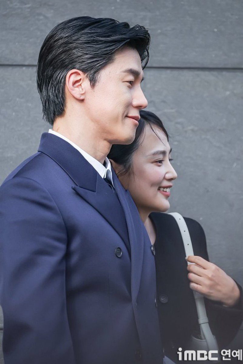 infodrakor_id's tweet photo. IYA IYA PAK KERJA BARENG ISTRI ✨

Lemnya lengket bener ya, alteco ini mah 🤣 https://t.co/LABe5zTezG