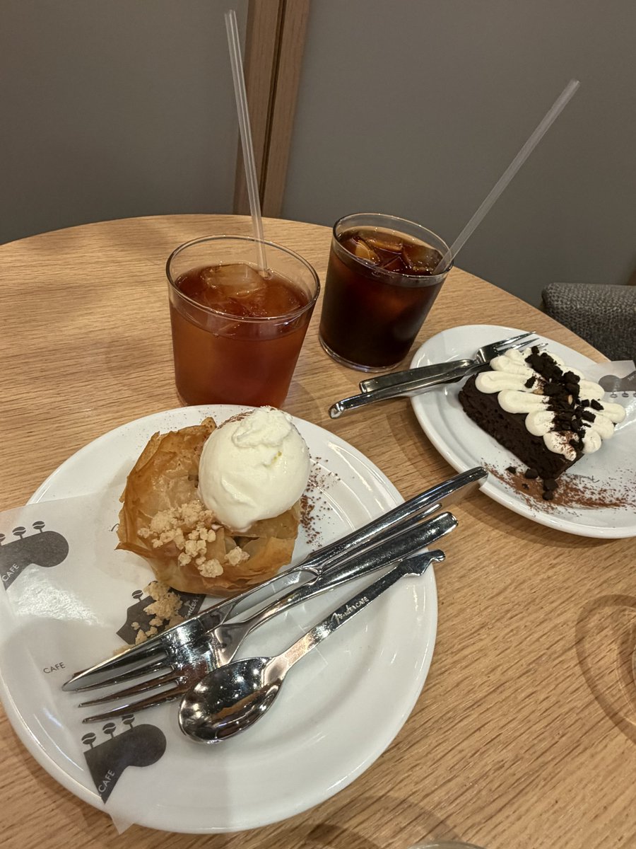 eee13_iiyp's tweet photo. 先日Fenderカフェに初めて行きまして☕

🥄が🎸でかわいかったし🍎パイがパリパリ美味しかったなー
でっかいけんさんはもちろんかっこよかったしサマソニで会えるのたのしみだなぁ～ https://t.co/YfZoNgOEpj