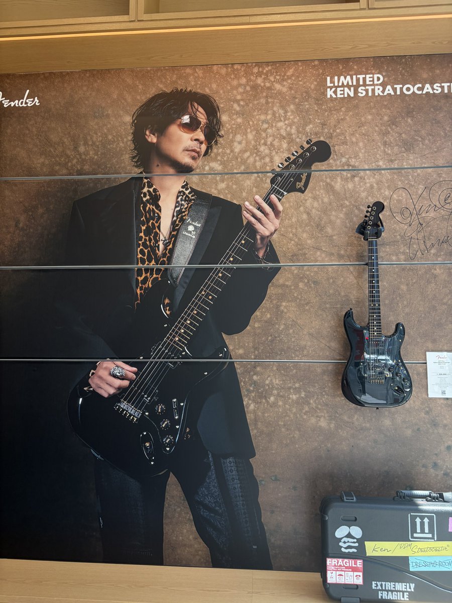 eee13_iiyp's tweet photo. 先日Fenderカフェに初めて行きまして☕

🥄が🎸でかわいかったし🍎パイがパリパリ美味しかったなー
でっかいけんさんはもちろんかっこよかったしサマソニで会えるのたのしみだなぁ～ https://t.co/YfZoNgOEpj