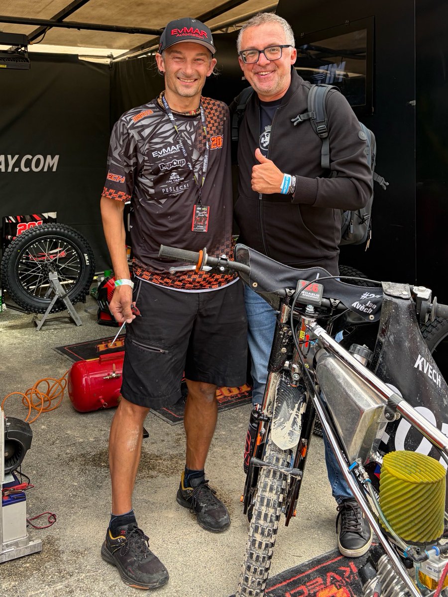 TomaszLorek3's tweet photo. Były żużlowiec Adrian Rymel🇨🇿 Jego tata - Jiři grał na perkusji w rockowych kapelach. W Rydze w boksie Honzy Kvěcha była również córka Vaclava Vernera i kuzynka Filipa Sitery - Denisa, która od 16 lat mieszka w Brisbane… https://t.co/QSx6ZDJXlt