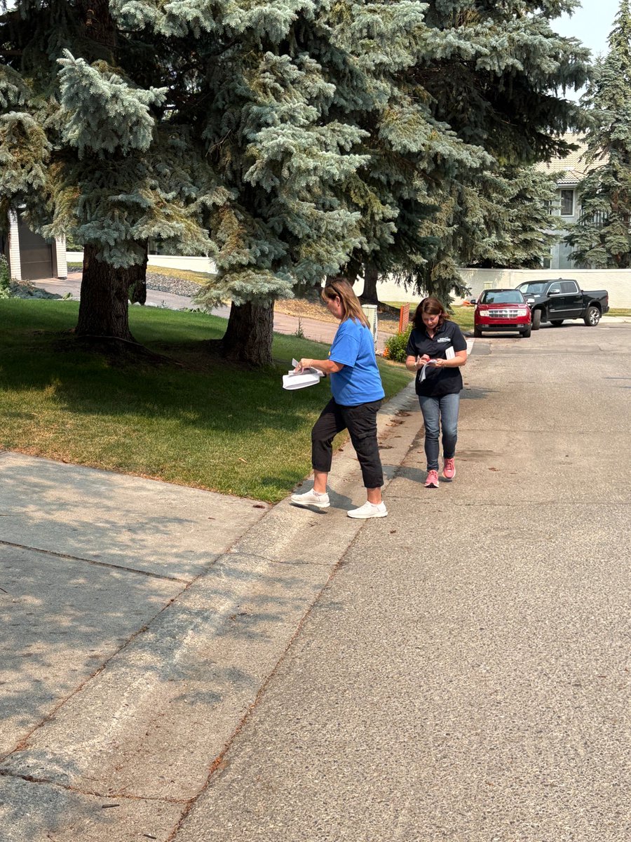 MatherMcalgary's tweet photo. The momentum is building. Our team was out yesterday door knocking, lit dropping, and connecting with voters. 🚪🔥

Thank you to our volunteers for joining us, this is grassroots politics at its best.

👉 Make sure you have your UCP membership. Don’t have one? Get yours at https://t.co/CyVa0Z0HhH