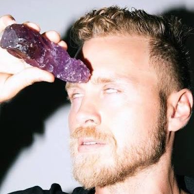 Doxy6661's tweet photo. @spencerpratt “Embarrassingly cringe” says Crystal Boy. https://t.co/m2tjIdiJz6