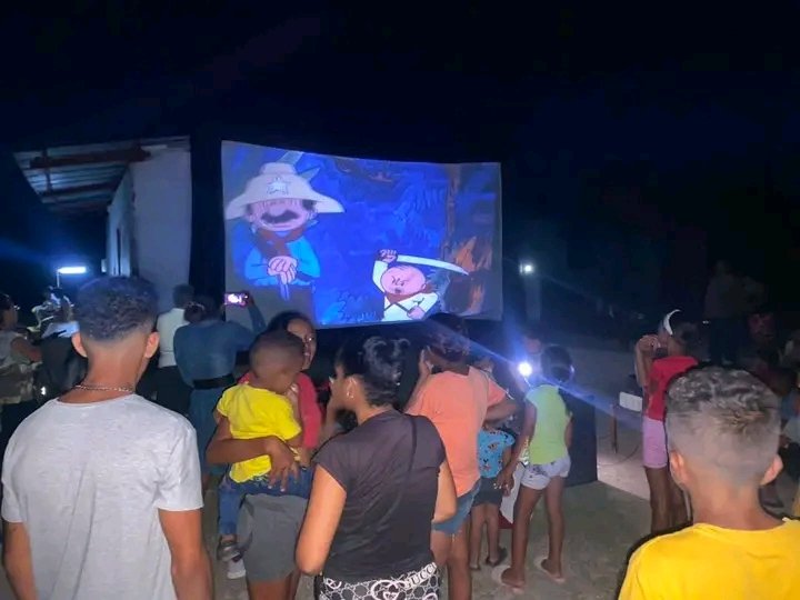 YanetsyTerry's tweet photo. #ProvinciaGranma. Cuando el Cine Móvil llega a nuestras comunidades, nadie queda en casa. El patrimonio cinematografico al alcance de todos los que siguen vibrando con cada exponente. #VeranoConMiGente. #CubaNoSeRinde. @PartidoPCC @AsambleaCuba @PresidenciaCuba @GobiernoGranma https://t.co/AISvMMQj6p