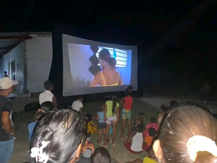 YanetsyTerry's tweet photo. #ProvinciaGranma. Cuando el Cine Móvil llega a nuestras comunidades, nadie queda en casa. El patrimonio cinematografico al alcance de todos los que siguen vibrando con cada exponente. #VeranoConMiGente. #CubaNoSeRinde. @PartidoPCC @AsambleaCuba @PresidenciaCuba @GobiernoGranma https://t.co/AISvMMQj6p