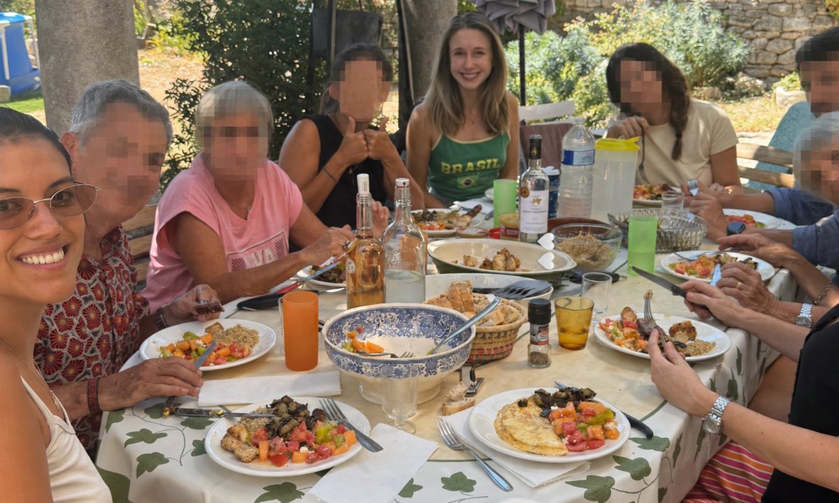 infotaissabr's tweet photo. OLHA A CAMISA! 🇧🇷😭 

Taissa Farmiga apareceu em foto ao lado de amigos durante um almoço, compartilhada ontem (08/08) nos Stories do Instagram. 📸 https://t.co/ya3qTCS7Da