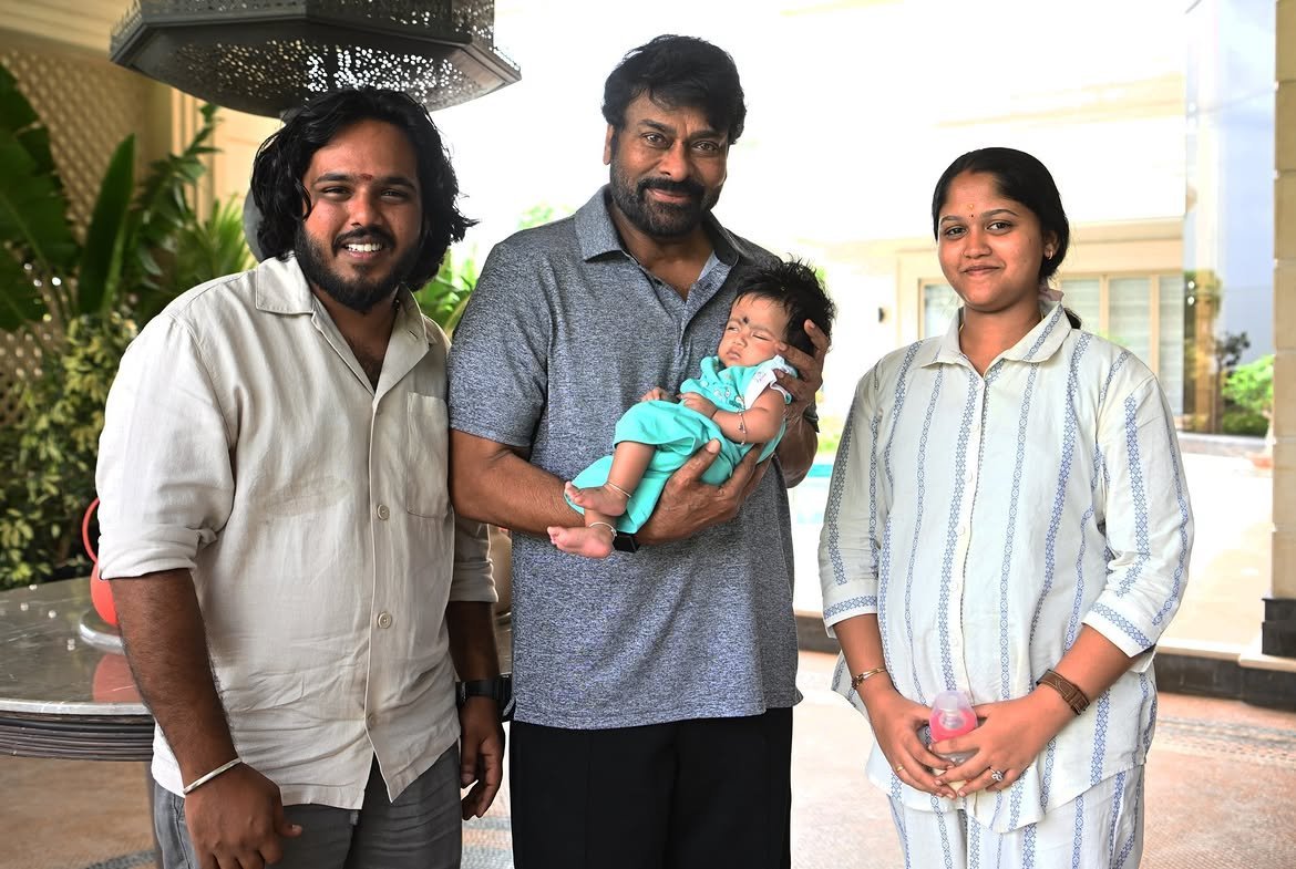 RCUpdatesTeam's tweet photo. Megastar #Chiranjeevi garu was touched by Nivas’s love for #RamCharan, who even named his son Jaswanth RamCharan.

Impressed by his dedication, Chiranjeevi garu invited Nivas and his family home.

A beautiful fan moment that will stay forever ❤️) https://t.co/p9Dchv8X7s