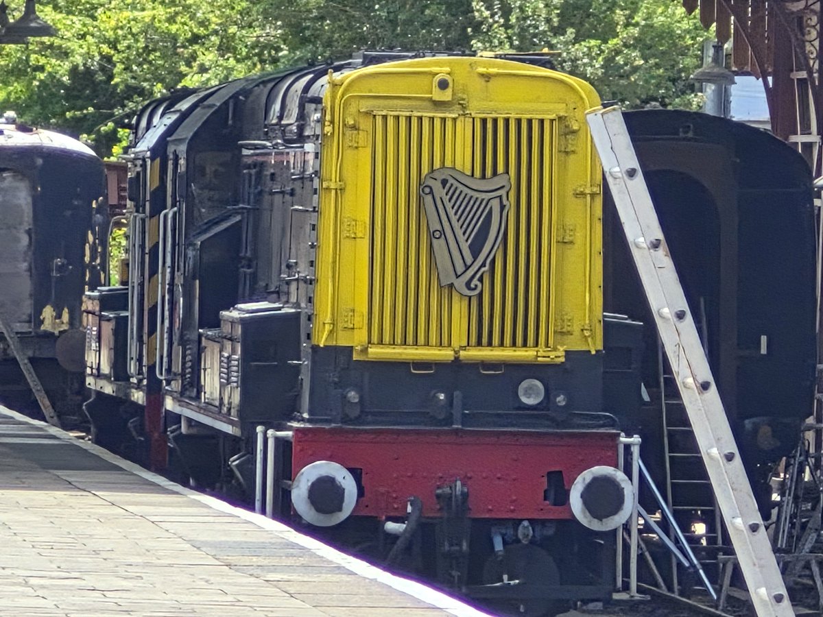 HSTRowsley's tweet photo. Shout out to @CWRailway who were unable to run their Class 08 Day today due to a damaged level crossing. Looking forward to when you can run that triple headed gronk! #Shunters #Gronk #BR #BritishRail #BRBlue #Loco #Trains https://t.co/tSg5JfI2CE