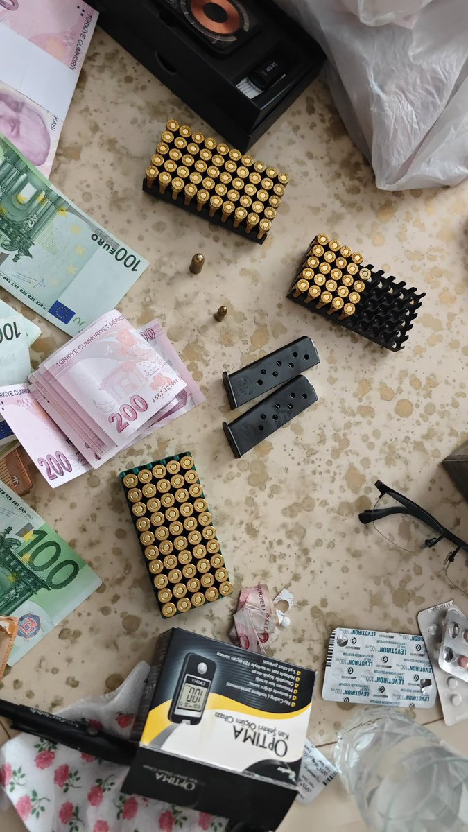 TalhaArslan_TV's tweet photo. 🚨 Ultraslan lideri Sebahattin Şirin’in evinde arama yapıldı.

• Evinde yapılan aramada 1 adet Ruhsatsız tabanca, 125 adet 9x19 mm çapında fişekler, 4 tane balistik çelik yelek çıktığı, evde farklı yerde çok sayıda euro ve pound cinsinden döviz cinsinden para ele geçtiği, evden çıkan bir kasasın incelenmek üzere emniyete götürüldü.
