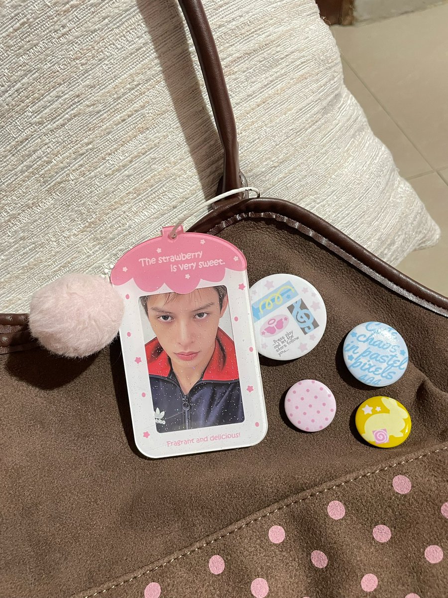 yufanluvrr's tweet photo. yung ang #astig at pogi m pero sa strawberry na pink na may glitters at fluffball ka nakalagay https://t.co/DA8fUdMV9X