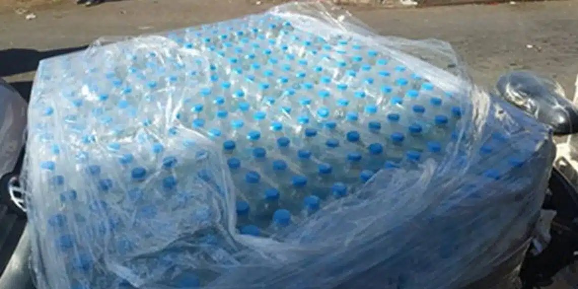 TounsDawla's tweet photo. 🇹🇳💧 Des milliers de bouteilles d’eau cachées alors que les Tunisiens font face à une pénurie !

Les opérations de contrôle continuent de mettre au jour d’importants stocks d’eau minérale maintenus hors des circuits habituels de distribution.

📍 À Nabeul, 8 832 bouteilles d’eau minérale ont été saisies lors d’opérations menées dans la délégation de Mida. Parmi elles, 5 928 bouteilles étaient stockées dans un dépôt normalement destiné à la vente de matériaux de construction.

Selon la directrice régionale du Commerce, ces bouteilles auraient été dissimulées dans le but de provoquer une pénurie artificielle, favoriser la spéculation et profiter de la forte demande actuelle.

👉 Cette saisie intervient après plusieurs découvertes importantes à Sousse : près de 40 000 litres retrouvés le 7 août dans un entrepôt anarchique à La Kalâa Sghira, auxquels s’ajoutent 23 600 litres découverts deux jours auparavant chez deux grossistes.

Au total, plus de 63 000 litres ont ainsi été retrouvés en quelques jours dans la seule région de Sousse.

⚖️ Les autorités poursuivent les contrôles alors que l’eau minérale connaît actuellement de fortes tensions d’approvisionnement dans plusieurs régions du pays, en pleine période de fortes chaleurs.