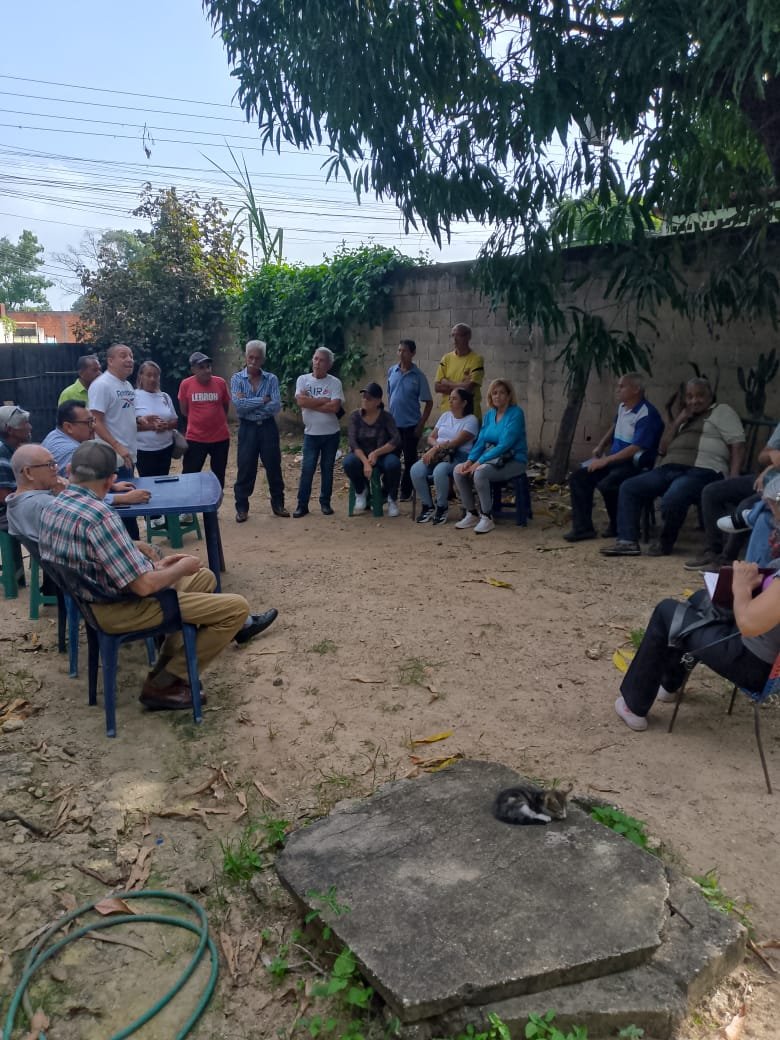 DouglasJimenez's tweet photo. ##CARABOBO! #LIBERTADOR! Aqui esta @ADemocratica en RESISTENCIA, juramentando los CAPS de los chorritos. Estas son las bases de nuestro partido aguas abajo, organizados para lo que esta por venir. #EleccionesPresidenciales https://t.co/WbYUaMbf7G