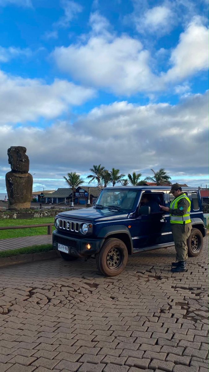 ZonaCarabValpo's tweet photo. 📍#RapaNui| Carabineros de la 6ª Comisaría Rapa Nui (F), realizan Controles Vehículares con el fin de fortalecer la Seguridad Vial y Prevenir Accidentes.👮♂️
Recuerde siempre respetar las Señales del Tránsito.🚔
#LaPrevenciónEsNuestraEsencia https://t.co/LIYv8srxuB