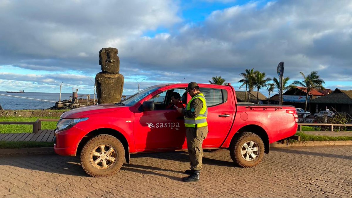 ZonaCarabValpo's tweet photo. 📍#RapaNui| Carabineros de la 6ª Comisaría Rapa Nui (F), realizan Controles Vehículares con el fin de fortalecer la Seguridad Vial y Prevenir Accidentes.👮♂️
Recuerde siempre respetar las Señales del Tránsito.🚔
#LaPrevenciónEsNuestraEsencia https://t.co/LIYv8srxuB