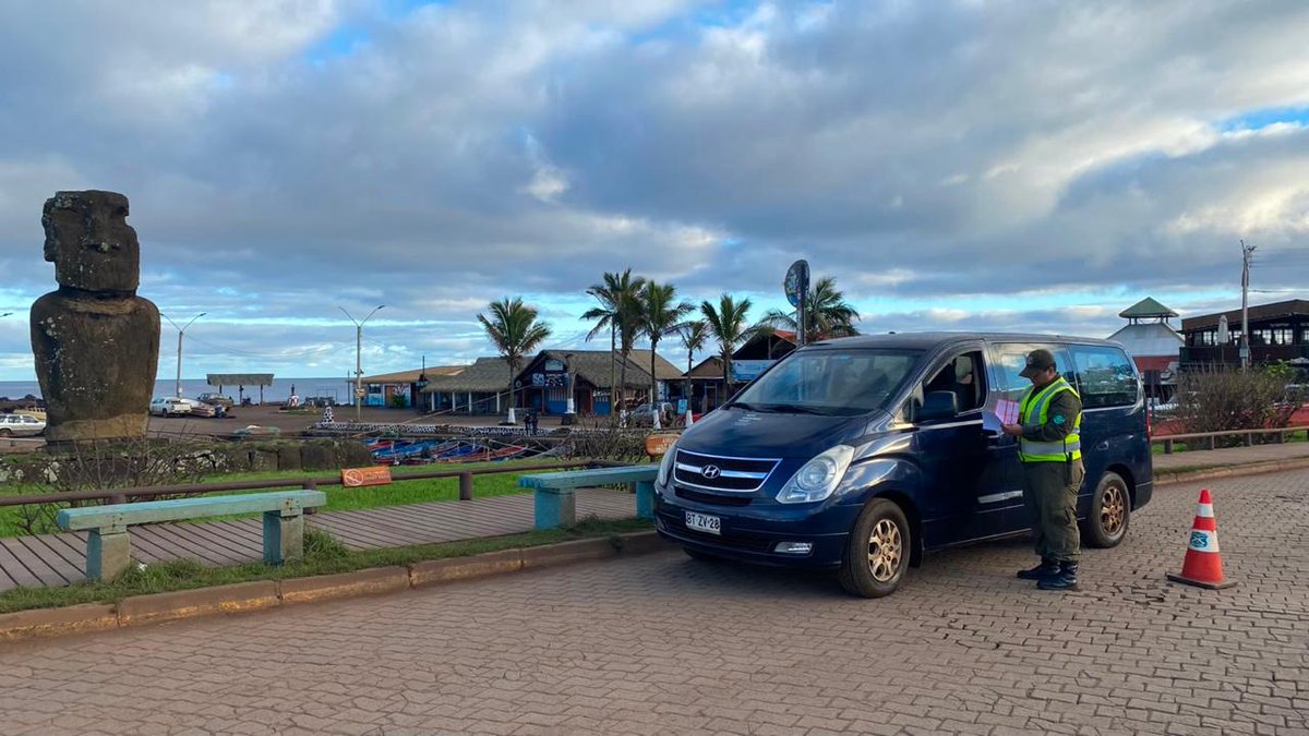 ZonaCarabValpo's tweet photo. 📍#RapaNui| Carabineros de la 6ª Comisaría Rapa Nui (F), realizan Controles Vehículares con el fin de fortalecer la Seguridad Vial y Prevenir Accidentes.👮♂️
Recuerde siempre respetar las Señales del Tránsito.🚔
#LaPrevenciónEsNuestraEsencia https://t.co/LIYv8srxuB