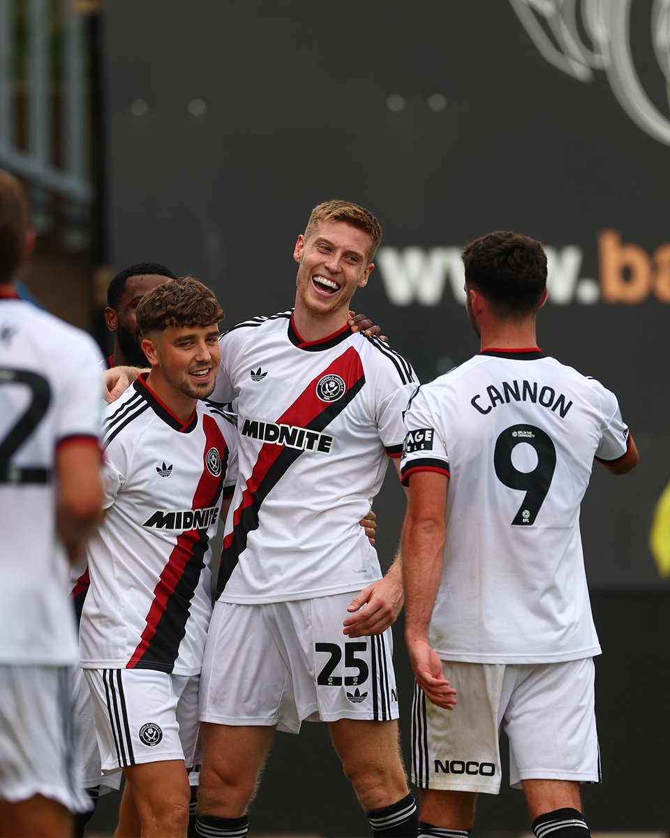 SheffieldUnited's tweet photo. Rising highest to double our lead. 🇮🇪

#MANSHU | 🦌 0-2 ⚔️ https://t.co/oQS2Ps3bxm