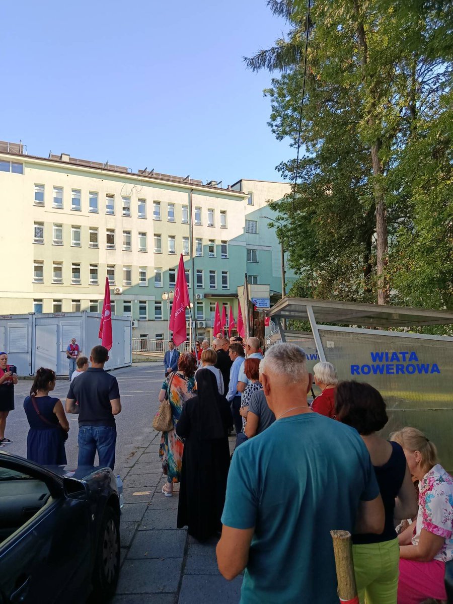 kasprzak_k_'s tweet photo. Jasło. Modlitwa i protest pod szpitalem, który wyłamał się z dobrych praktyk w woj. podkarpackim i zaczął zabijać dzieci na świstek o dyskomforcie psychicznym matki. Daje się zauważyć duże poruszenie wśród mieszkańców, nie mogą tego pojąć  jak w ich szpitalu ktos mógł zabic dziecko.

Dużo ludzi, choć to srodek wakacji.

Kolejny Publiczny Różaniec o zatrzymanie aborcji w II niedzielę września, czyli 13.09, o 17:00.