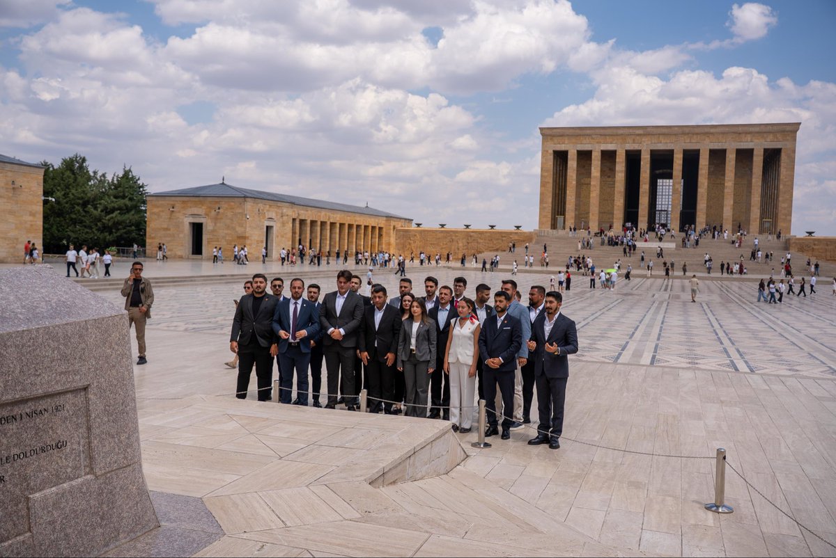 avberfinkaran's tweet photo. CHP Gençlik Kolları Merkez Yönetim Kurulu üyelerimizle birlikte, ebedi başkomutanımız, Ulu Önderimiz Gazi Mustafa Kemal Atatürk'ün huzuruna çıktık. Atamızın emaneti olan laik, demokratik, sosyal hukuk devletini koruma ve yüceltme azmimizi yineledik. Ardından Cumhuriyetimizin ikinci Cumhurbaşkanı ve istiklal mücadelesinin kahramanlarından İsmet İnönü'yü de kabri başında anarak dualarımızı okuduk. Cumhuriyet değerleri ışığında aydınlık bir gelecek için kararlılıkla çalışmaya devam edeceğiz.