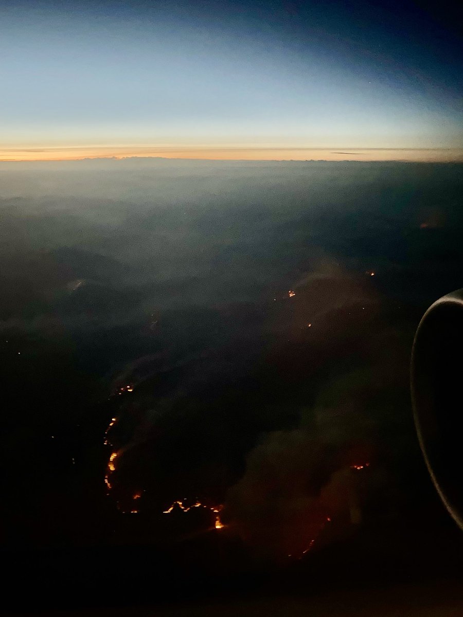 paulmlbishop's tweet photo. Flying to YVR Saturday night at 38,000 ft over the  #BaldRangefire -the #bcwildfire extends almost the entire field of view. https://t.co/o3wXUVOuSn