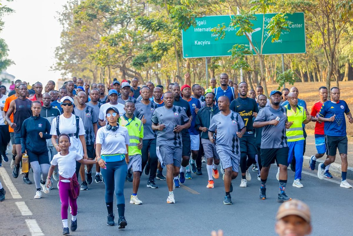 Kgl_Yvolunteers's tweet photo. 📌Youth volunteers, together with various institutions including the @Rwandapolice in the @CityofKigali, took part this Sunday in the community sports event known as #CarFreeDay, which is held twice a month in #KigaliYacu.

✍️Different messages were delivered, with a strong emphasis on the importance of exercising to maintain good health. On the occasion,the Vice Mayor of the City of Kigali in charge of Economic Development and Social Affairs, @Urujeni1,said:

✍️"Since good health also depends on the beverages we consume, all of us participating in today's exercise raised our voices to reject illicit alcohol and other substandard drinks."
Together,we say: #HeheNicyuma we stay sober✊️. #SoberGhee #SoberChou @RwandaLocalGov @RwandaHealth @KubanaRichard @RNPSpokesperson @JackyUrujeni @ualexia
