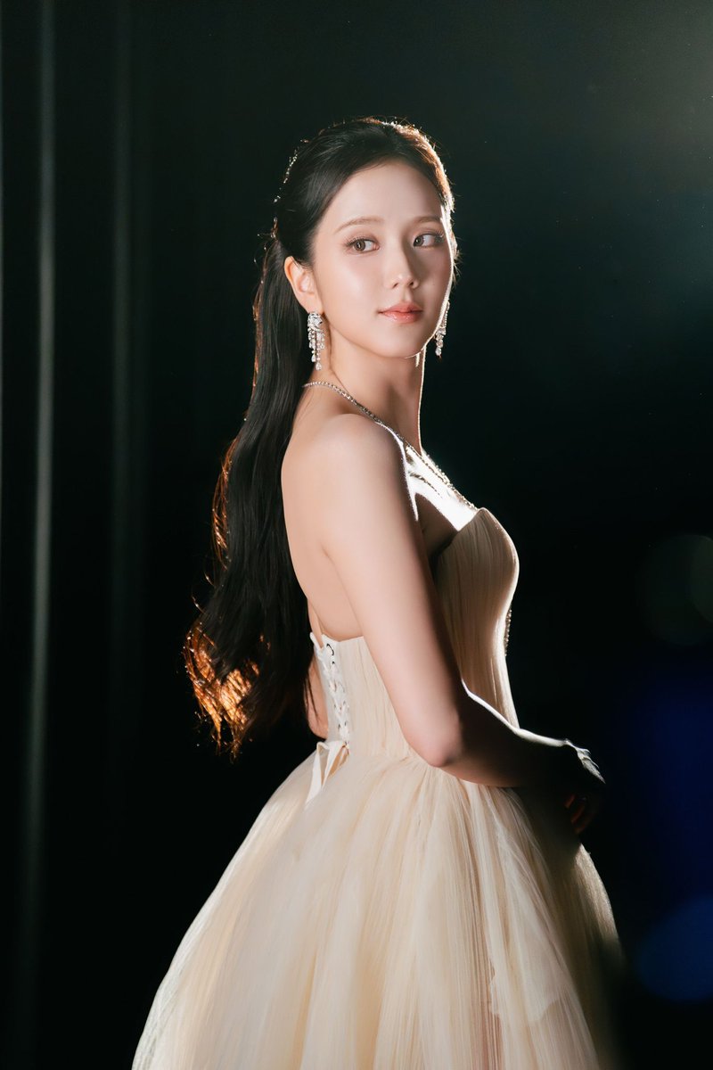 gaehougublink's tweet photo. 공주가 아니고선 설명이 안되는 얼굴과 수려한 자태 https://t.co/P42Y93BVO5